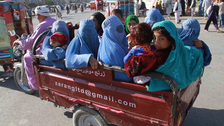 Ein Anblick, der bald wieder Alltag werden dürfte in Afghanistan: Frauen fahren mit Vollschleier in einem Taxi.