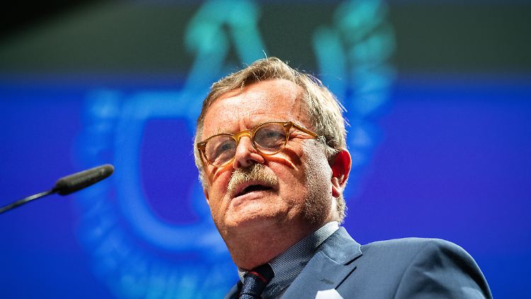Während Weltärztpräsident Montgomery die Justiz kritisch sieht, kann er Omikron auch Vorteile abgewinnen. 