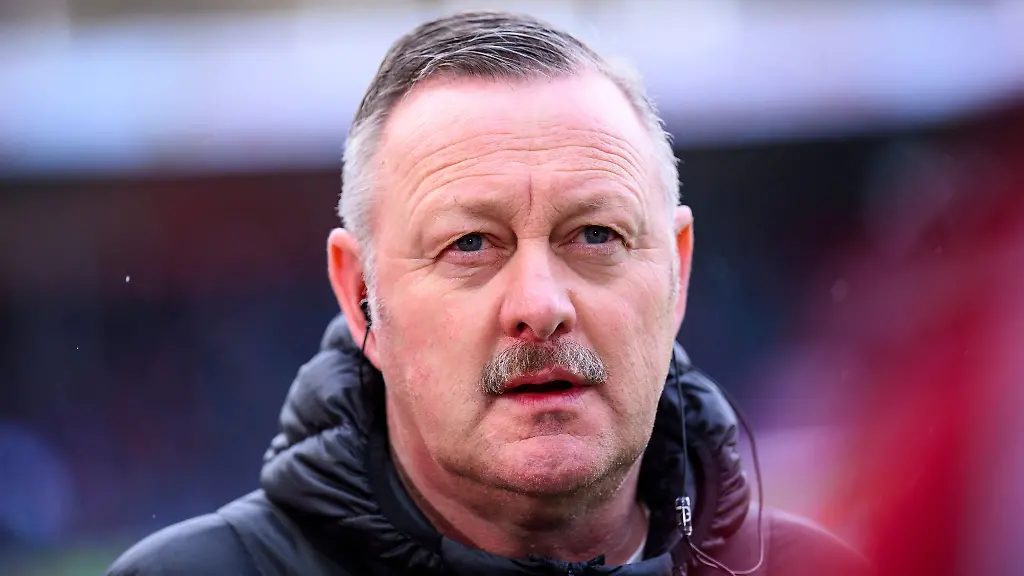 Gladbachs-Sportdirektor-Roland-Virkus-gibt-Torwart-Tiago-Pereira-Cardoso-einen-Profivertrag