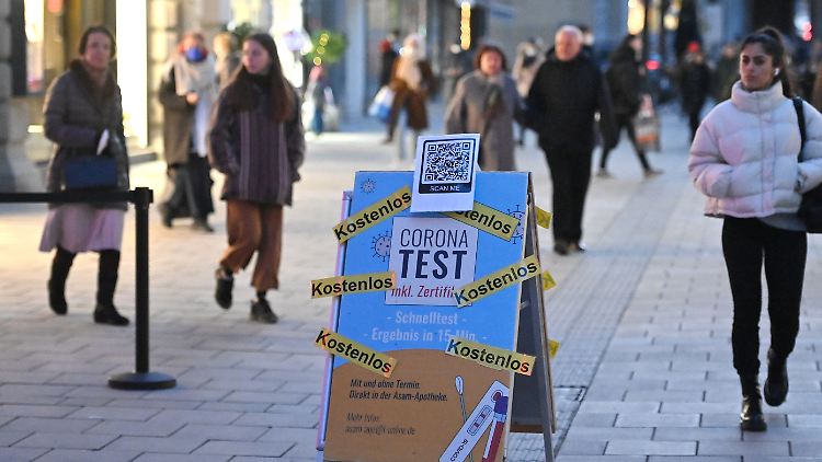Das RKI weist darauf hin, dass sich über die Feiertage weniger Menschen testen ließen.