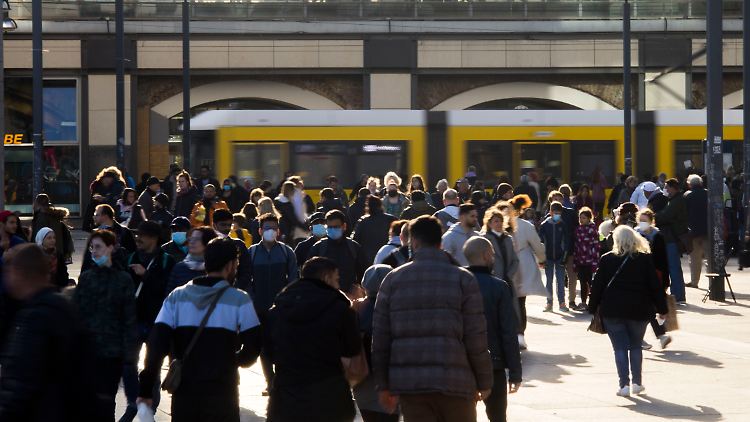 Nach fast zwei Jahren Pandemie hat die Bevölkerung laut dem Experten Pletz eine gewisse Grundimmunität entwickelt.