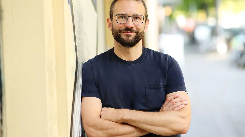 Der-Berliner-Theaterregisseur-David-Czesienski-wird-neuer-Schauspieldirektor-der-Theater-und-Orchester-GmbH-zur-Spielzeit-2025-26