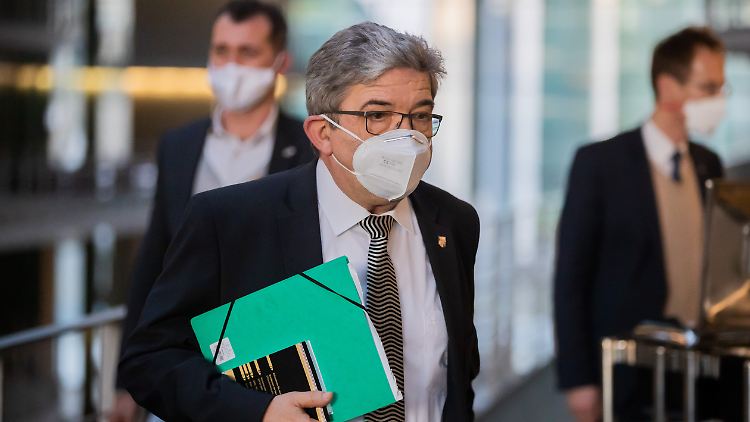 Wegen des umstrittenen Waffenkaufs musste Caffier im November 2020 als Innenminister zurücktreten.