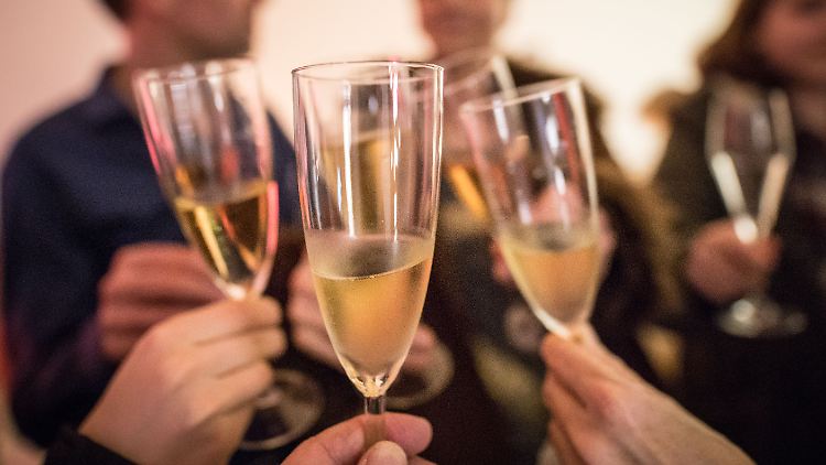 Laut der Befragung wollen 44 Prozent dieses Jahr Silvester im Familien- beziehungsweise im Verwandtenkreis verbringen.