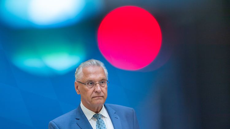 Ob Anhänger der AfD, der NPD oder des sogenannten Dritten Wegs - sie alle versuchen laut Herrmann, durch die Corona-Proteste Menschen für ihre Ideologien zu gewinnen.