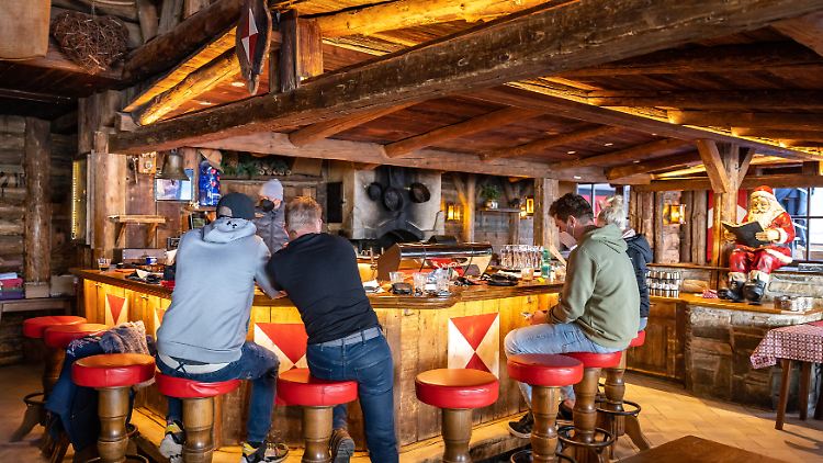 In Ischgl und anderen Tiroler Wintersportorten sollen sich im März 2020 mehr als 6000 Menschen aus 45 Ländern mit dem Coronavirus angesteckt haben.