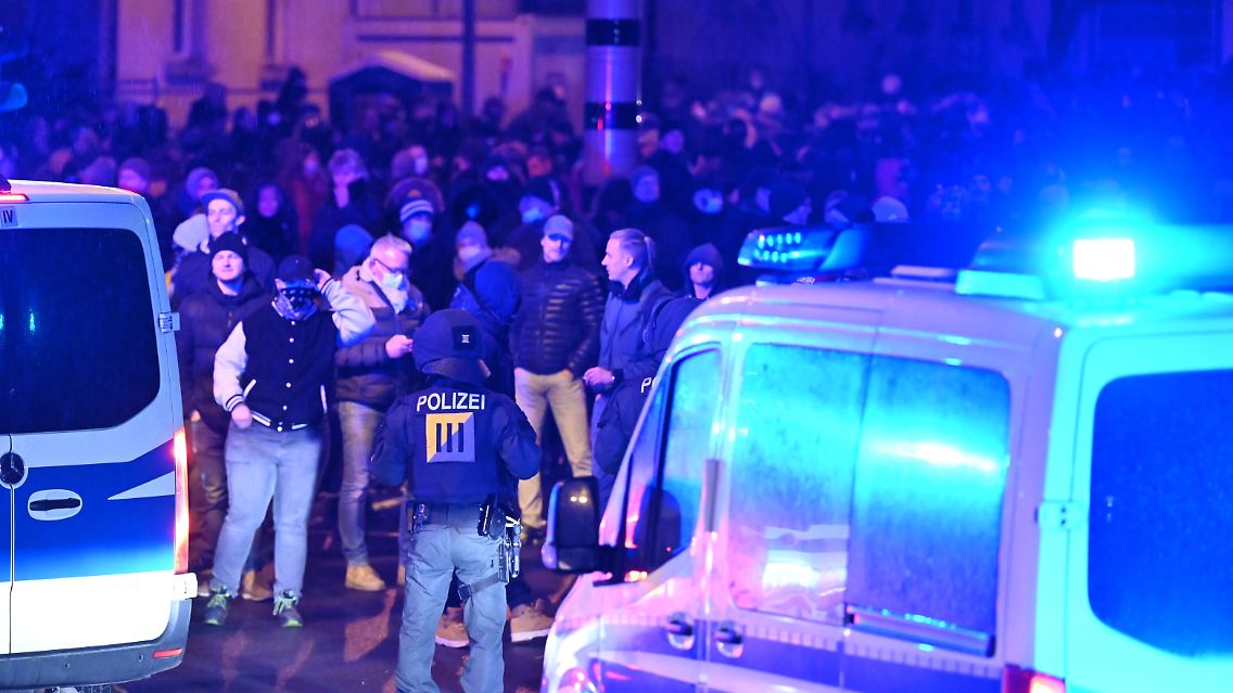 Bei einer Corona-Demo in Ravensburg werden Teilnehmer von Polizisten begleitet.