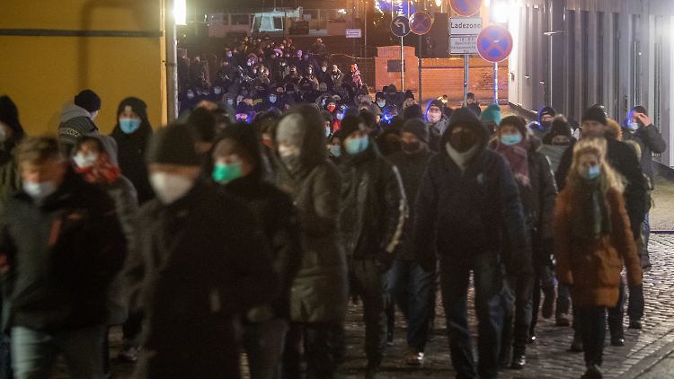 In zahlreichen Städten wie in Stralsund (Bild) bringen Menschen ihren Unmut über die Corona-Maßnahmen und die geplante Impfpflicht zum Ausdruck.