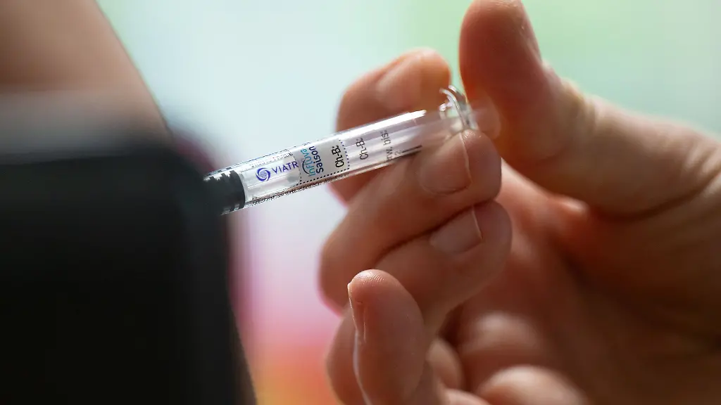 In-teilnehmenden-Apotheken-in-NRW-koennen-sich-Menschen-Dienstagabend-gegen-Grippe-und-Corona-impfen-lassen