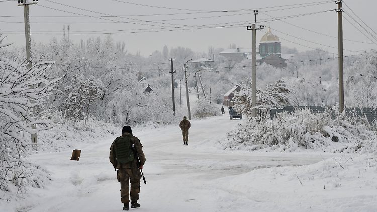 Ukrainische Soldaten kontrollieren die Grenze zu Russland in der Region Donezk.
