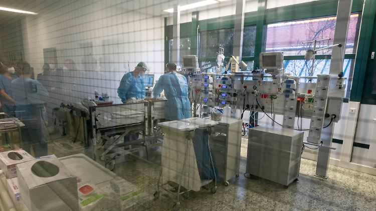 Niemand dürfe wegen einer Behinderung bei der Zuteilung überlebenswichtiger, nicht für alle zur Verfügung stehender intensivmedizinischer Behandlungsressourcen benachteiligt werden, entschied das Gericht.