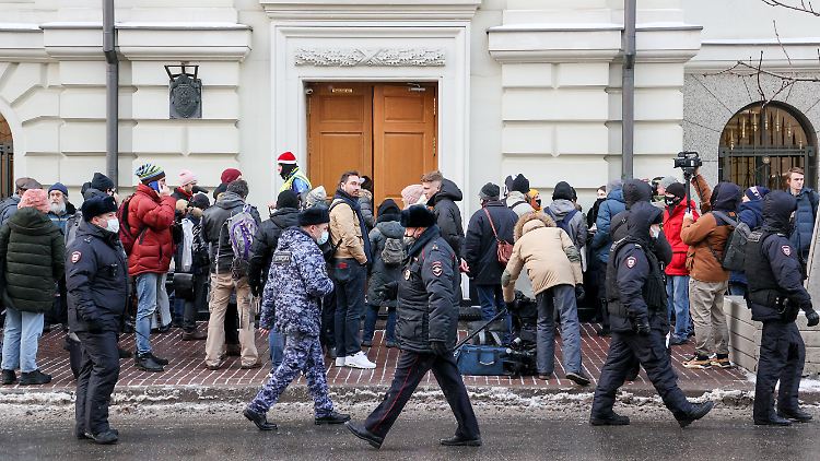Vor dem Moskauer Gerichtsgebäude versammelten sich Dutzende.