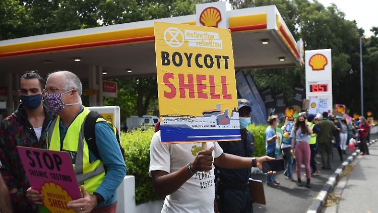 Umweltschützer protestieren seit Wochen gegen die seismischen Erkundungen durch Shell vor der südafrikanischen Küste. 