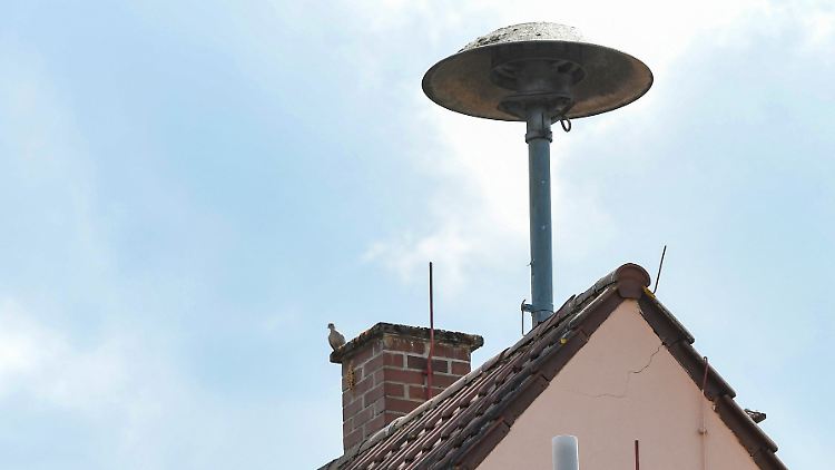Die Sirenenanlagen sollen digital umgerüstet werden, damit auch die Warnung mit dem Katastrophenschutz-Signal möglich sei, sagt Bayerns Innenminister Herrmann.