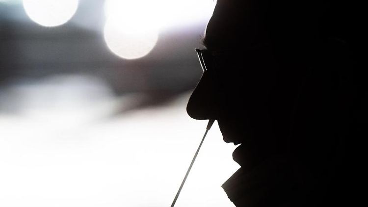 Ein medizinischer Mitarbeiter entnimmt einem Mann einen Nasenabstrich für einen Corona-Schnelltest. Foto: Julian Stratenschulte/dpa/Symbolbild