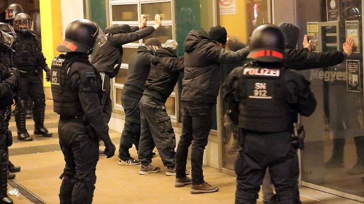 Die Polizei stoppte viele illegale Aufzüge gegen die Corona-Maßnahmen. Dabei kam es auch zu Ausschreitungen.