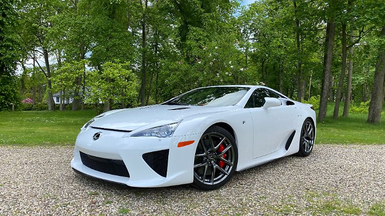 Nicht mehr als 500 Exemplare wurden vor elf Jahren vom Lexus LFA gebaut. Damit ist der fast schon unscheinbare Bolide eine echte Rarität.