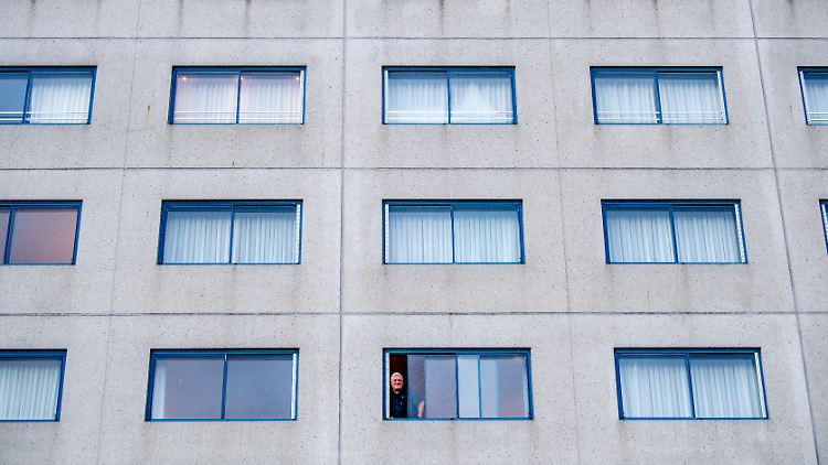 Bisher müssen sich in Deutschland nicht nur diejenigen, die sich mit Omikron angesteckt haben, in eine 14-tägige Quarantäne begeben, sondern auch alle, die mit einer infizierten Person Kontakt hatten.