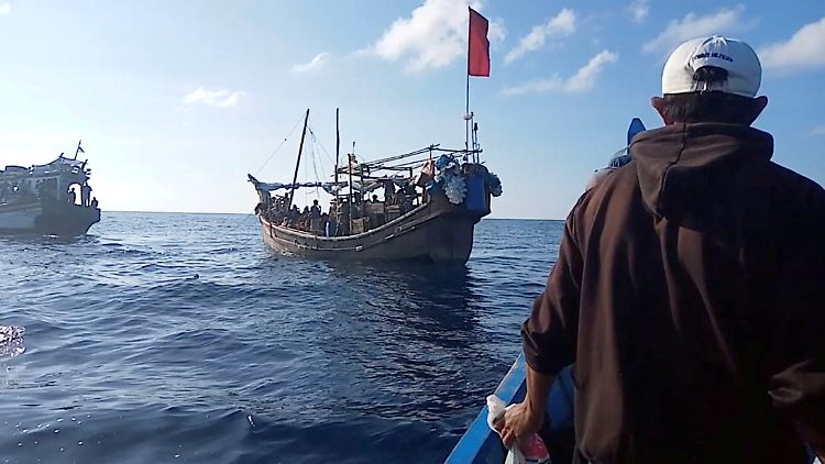 Unfassbar: 120 Menschen sollen auf diesem klapperigen Holzboot noch bis nach Malaysia schippern.