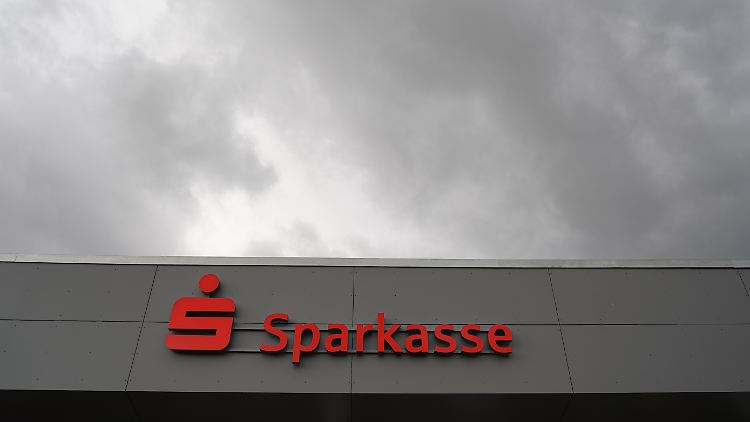 Der 44-Jährige habe umfassend gestanden und sogar Vorgänge eingeräumt, die nicht einmal die Innenrevision der Sparkasse bis dahin aufgedeckt hatte.