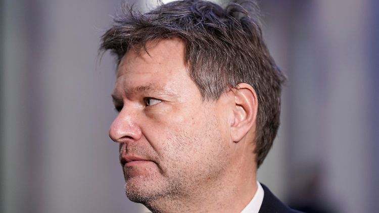 Habeck bewertet den Ausstieg Deutschlands aus der Atomkraft weiterhin positiv.