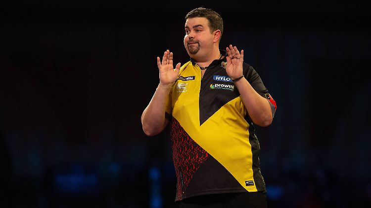 Darts-Star Clemens wehrt sich gegen Hasskommentare.