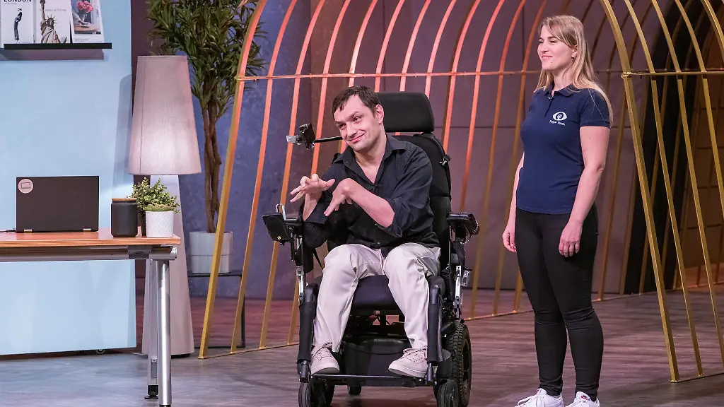 Anton-Wachner-links-begeistert-mit-seiner-Software-fuer-Menschen-mit-koerperlichen-Einschraenkungen