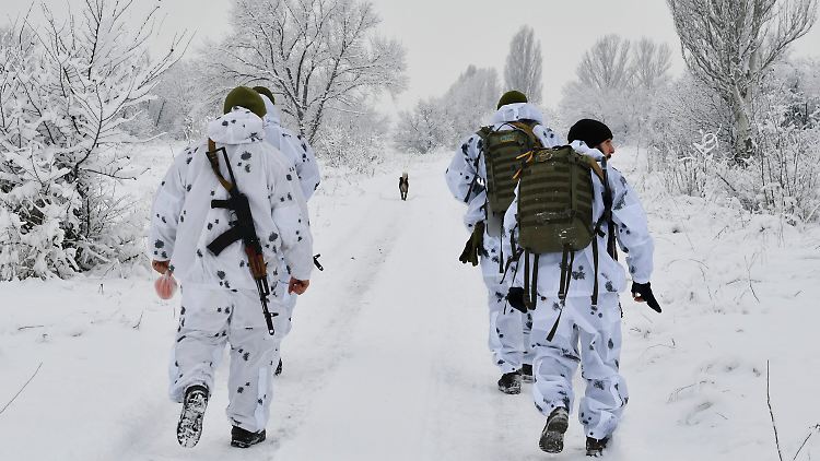 Ukrainische Soldaten patroullieren nahe der Grenze. Russland und die USA wollen am 10. Januar über eine Deeskalation sprechen.