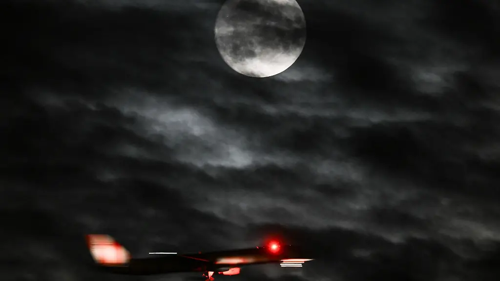 Hoehere-Zuschlaege-fuer-verspaetete-Fluege-fordert-die-Fluglaermkommission-in-Frankfurt