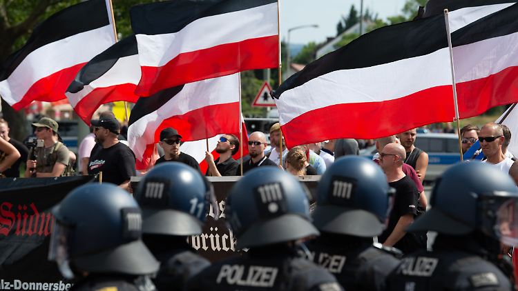 Insgesamt waren zuletzt 788 Haftbefehle zur Fahndung gegen politisch motivierte Straftäter aus dem rechten Spektrum offen.
