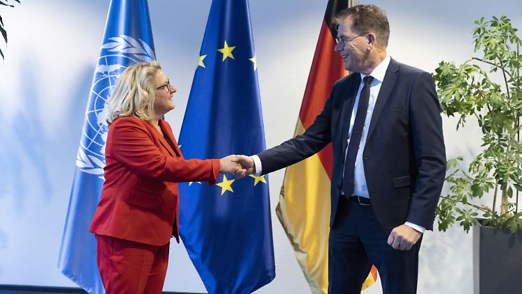 Ein Händeschlag fürs Foto - aber die Politik ihres Vorgängers Müller macht Entwicklungsministerin Schulze fassungslos.