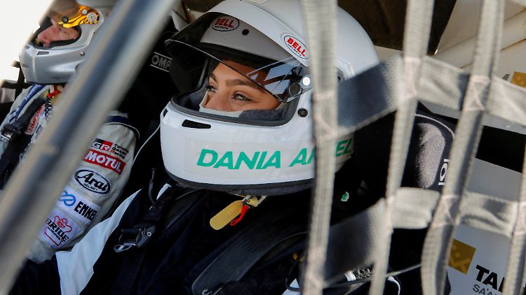 Akeel ist die erste saudische Frau bei der Rallye Dakar.