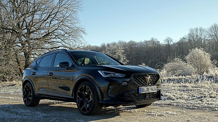 Den Cupra Formentor VZ5 gibt es lediglich in drei Farben. Eine davon ist Midnight Schwarz Metallic. Die gibt es auch ohne Aufpreis.
