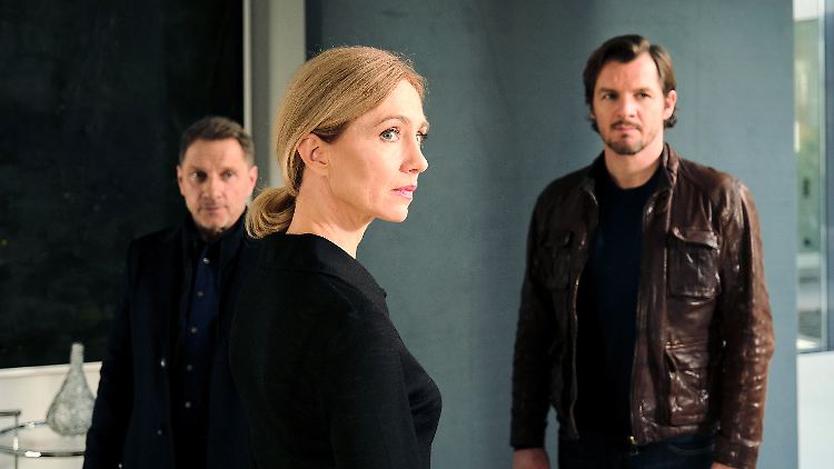 Kim Tramell (Ursina Lardi) steht im Mittelpunkt der Ermittlungen der Kommissare Thorsten Lannert (l., Richy Müller) und Sebastian Bootz (Felix Klare).