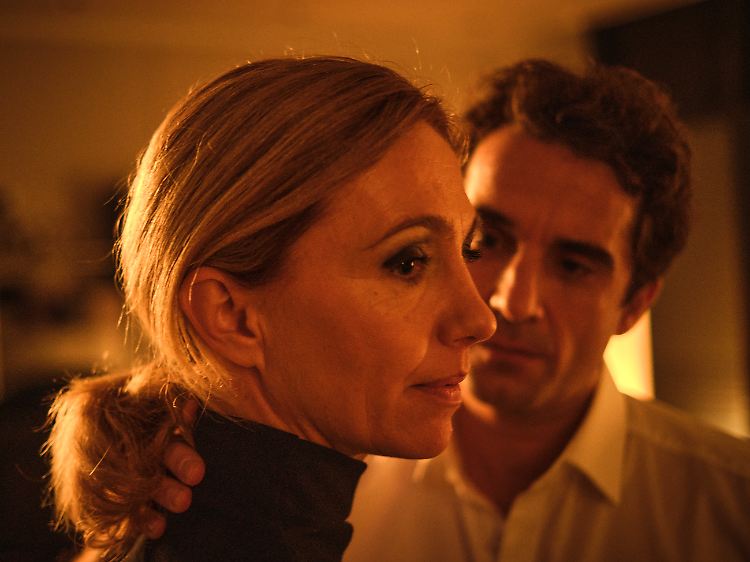 Kim Tramell (Ursina Lardi) bezichtigt ihren Chef Oliver Jansen (Oliver Wnuk) der Vergewaltigung.