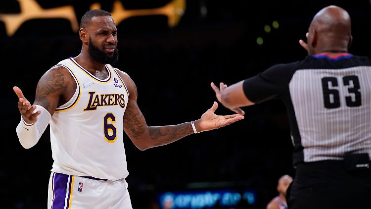 LeBron James von den Los Angeles Lakers ist verwirrt.