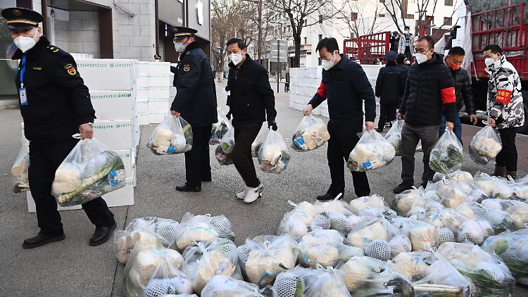 Nachdem es in der chinesischen Stadt Xi'an aufgrund des harten Lockdowns zuletzt Probleme mit der Versorgung gab, wird die Bevölkerung nun teilweise mit Lebensmitteln beliefert. 
