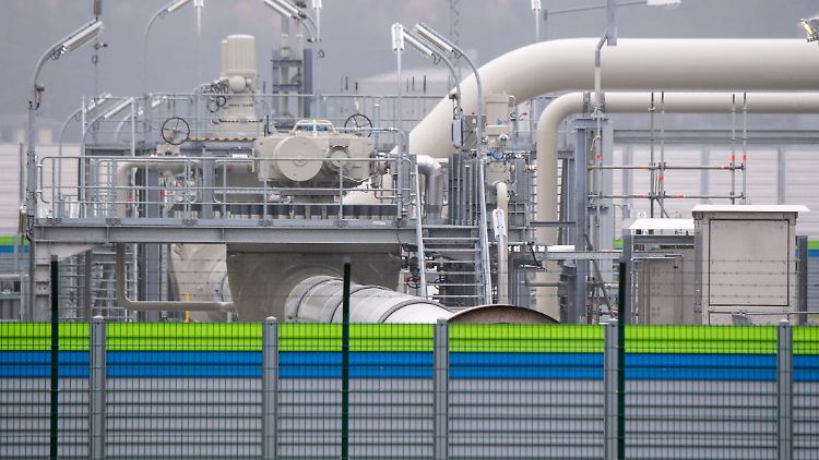 Blick auf Rohrsysteme und Absperrvorrichtungen in der Gasempfangsstation der Ostseepipeline Nord Stream 2. 