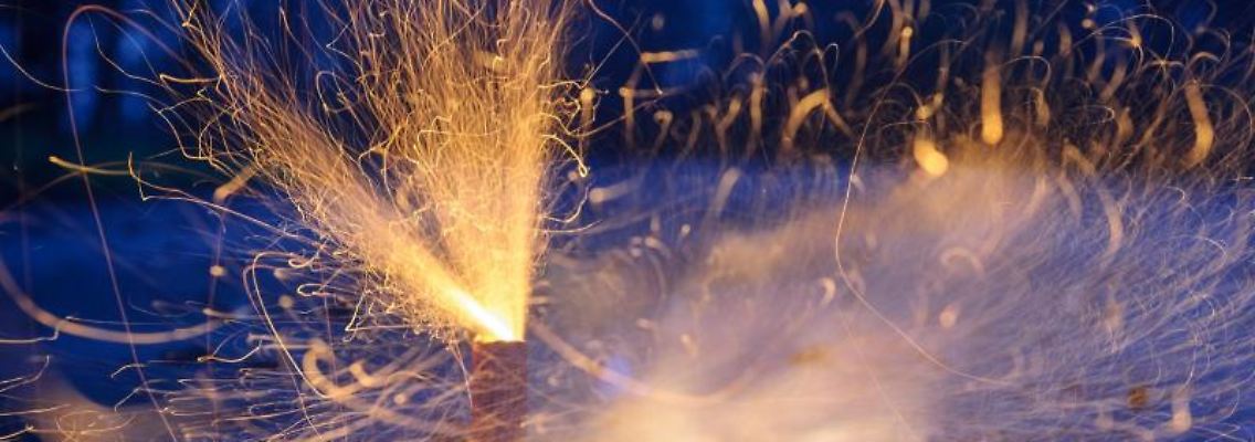 Böller explodieren bei Anbruch der Dunkelheit. Foto: Tobias Kleinschmidt/dpa/Symbolbild