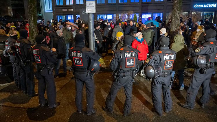 Eine ursprünglich für den Abend angekündigte Demonstration mit bis zu 5000 Teilnehmern hatten die Veranstalter eigentlich kurz zuvor abgesagt