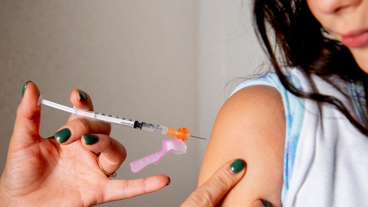 Im Falle von Impfschäden bei Kindern und Jugendlichen im Alter zwischen 12 und 18 Jahren garantiert der Bund einen Versorgungsanspruch, sofern ein für diese Personengruppe zugelassener mRNA-Impfstoff verwendet wird.