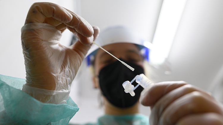 Seit Pandemiebeginn zählt das RKI mehr als 7 Millionen Corona-Fälle in Deutschland.  