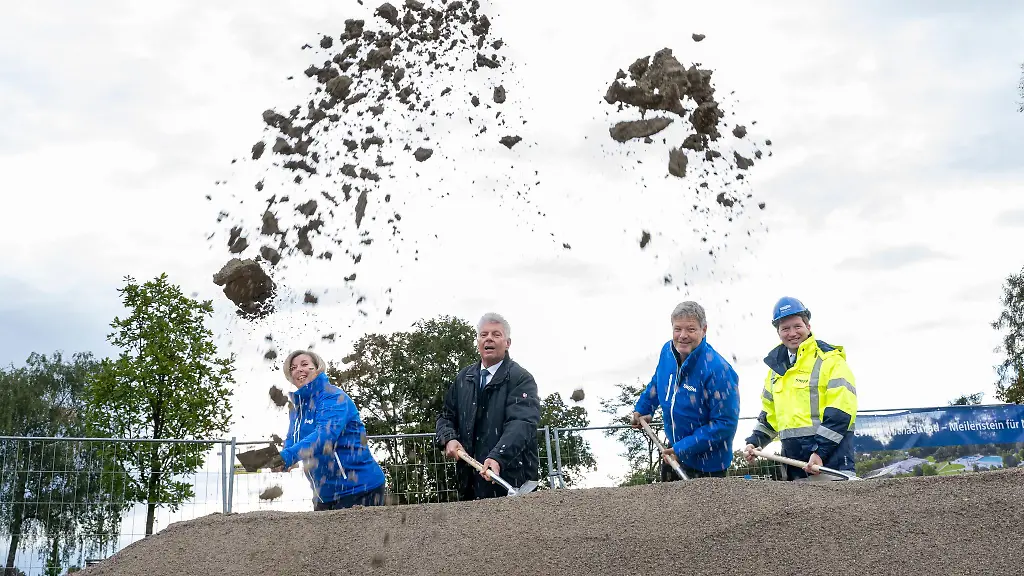 Spatenstich-fuer-die-Geothermieanlage-mit-Wirtschaftsminister-Robert-Habeck
