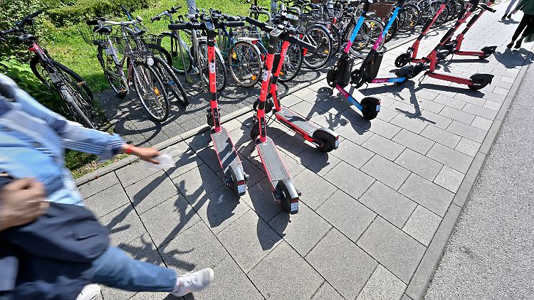 Praktisch überall kann man E-Scooter nach der Fahrt einfach abstellen.