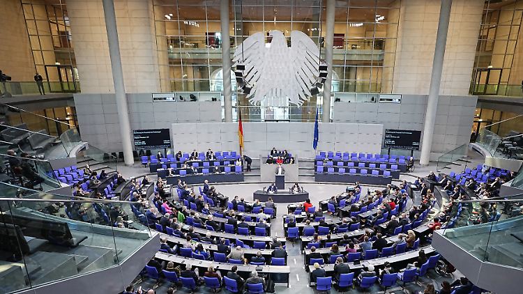 Der Bundestag will die Impfpflicht-Entscheidung nicht überstürzen.