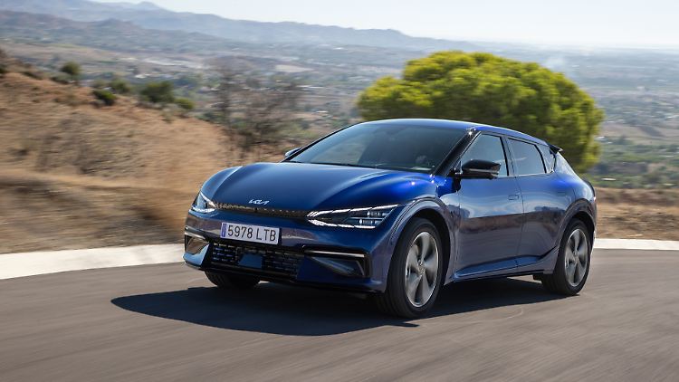 Der Kia EV6 LR AWD vereint schickes Design, Reichweite, Sportlichkeit und die Möglichkeit 1,6 Tonnen an den Haken zu nehmen.