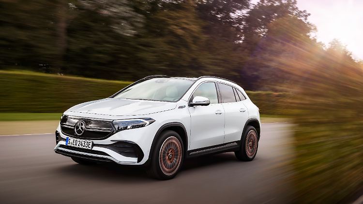 Der Mercedes EQA 300 kann als Allradvariante 1,8 Tonnen ziehen.