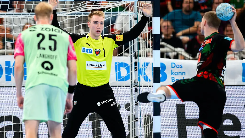 Fuechse-Keeper-Lasse-Ludwig-glaenzte-gegen-Erlangen