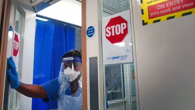 Trotz der Belastung der Kliniken plant die britische Regierung keine strengeren Regeln.