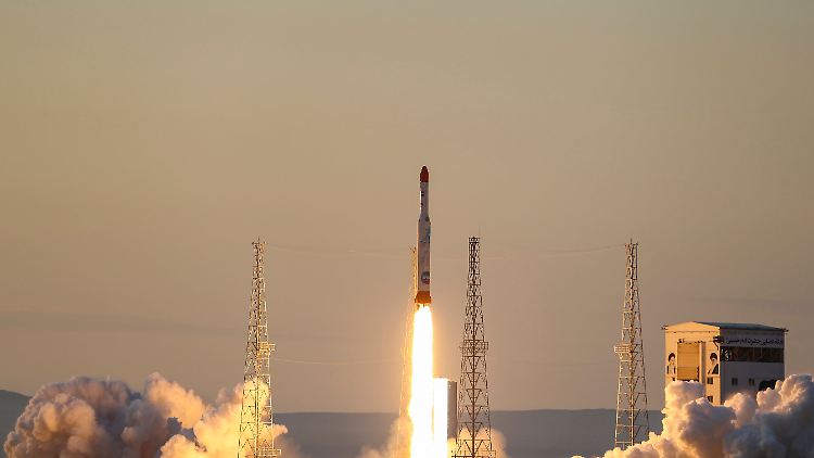 Das Archivbild zeigt eine Rakete des Typs Simorgh bei ihrem Start im Jahr 2017 im Iran.